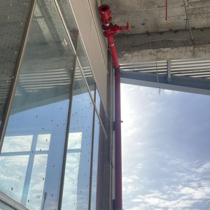 1️⃣ تركيب مواسير نظام مكافحة الحريق داخل العثيم مول المذنب