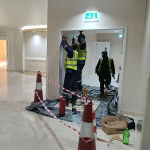 الاعمال-داخل-مبنى-المستشفي-الجامعي