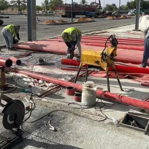 فريق عمل يقوم بتمديد مواسير نظام السلامة